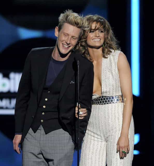 Gabriel Mann and Stana Katic speak during the show. (Photo by Chris Pizzello/Invision)