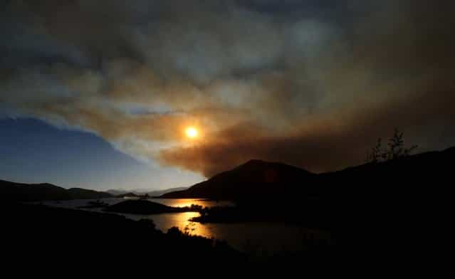 The Powerhouse fire burns hundreds of acres in Green Valley, California near the Bouquet Reservoir on May 30, 2013. (Photo by Genaro Molina/Los Angeles Times)