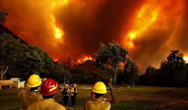 Firefighters watch as the Powerhouse fire closes in around them at the Canyon Creek Complex sports camp on June 1, 2013. (Photo by David McNew/Getty Images)