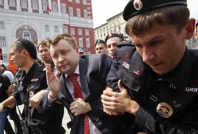 Russian police detain gay rights activist Nikolay Alexeyev during a rally outside the mayor's office in Moscow May 25, 2013. (Photo by Maxim Shemetov/Reuters)