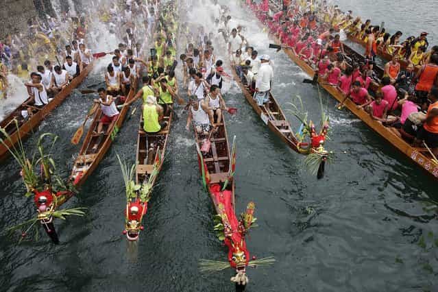 Competitors splash other boats competitors with water as it is the tradition, during Aberdeen Dragon Boat Races on June 12, 2013 in Hong Kong. (Photo by Jessica Hromas/Getty Images)