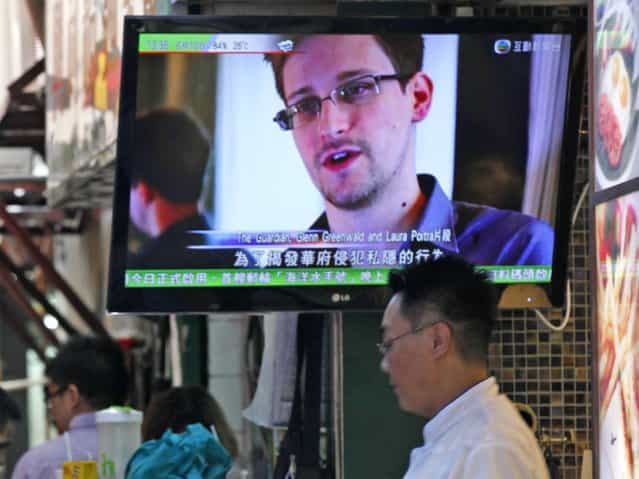 Passengers watch a television screen broadcasting news on Edward Snowden, a contractor at the National Security Agency (NSA), on a train in Hong Kong June 14, 2013. FBI Director Robert Mueller said on Thursday that the U.S. government is doing everything it can to hold confessed leaker Edward Snowden accountable for splashing surveillance secrets across the pages of newspapers worldwide. (Photo by Bobby Yip/Reuters)