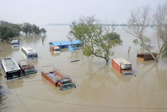 Vehicles are submerged in the rising waters of river Yamuna in New Delhi, June 19, 2013. (Photo by Reuters/Stringer)