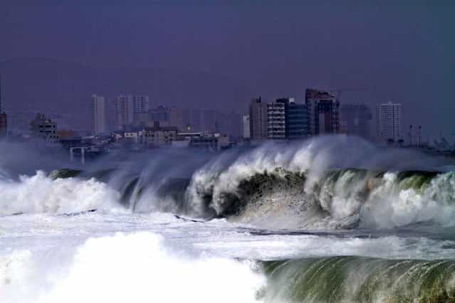 View of the heavy sea in Antofagasta, Chile, on July 3, 2013. Waves of up to seven meters of height were registered in the Chilean coast Thursday. (Photo by Jorge Jara/Getty Images)