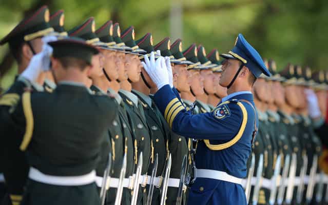 Chinese honour guards prepare for the arrival of Pakistani Prime Minister Nawaz Sharif during a welcoming ceremony outside the Great Hall of the People in Beijing on July 5,2013. Sharif is on a visit to China from July 3 to 8. (Photo by Wang Zhao/AFP Photo)
