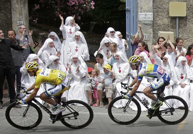 Race leader yellow jersey holder Orica Greenedge team rider Simon Gerrans of Australia cycles past Sisters of the Consolation congregation during the 228.5 km fifth stage of the centenary Tour de France cycling race from Cagnes-Sur-Mer to Marseille July 3, 2013. (Photo by Jacky Naegelen/Reuters)