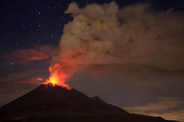 Ash spew from Mexico's Popocatepetl volcano, some 55 km from Mexico City, as seen from San Mateo Ozolco, in the Mexican central state of Puebla, on July 4, 2013. (Photo by Pablo Spencer/AFP Photo)
