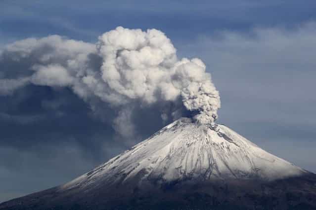 The snow-covered Popocatepetl volcano spews a cloud of steam into the air in Puebla July 9, 2013. (Photo by Imelda Medina/Reuters)