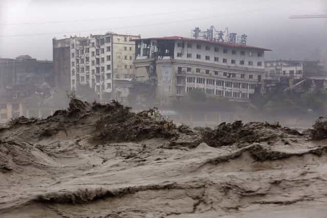 his picture taken on July 9, 2013 shows heavy flood waters sweeping through Beichuan in southwest China´s Sichuan province. Rainstorms sweeping across parts of China have affected millions, causing landslides and disabling transportation in provinces such as Sichuan and Yunnan, state media reported. (Photo by AFP Photo)