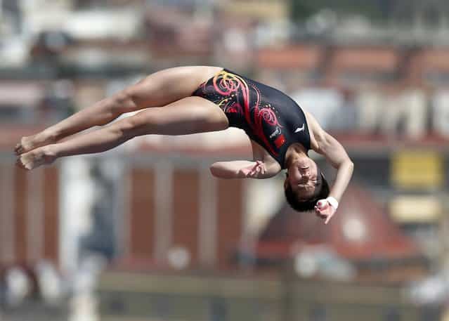 China's Si Yajie performs during the women's 10-meter platform preliminary at the FINA Swimming World Championships in Barcelona, Spain, Wednesday, July 24, 2013. (Photo by Michael Sohn/AP Photo)