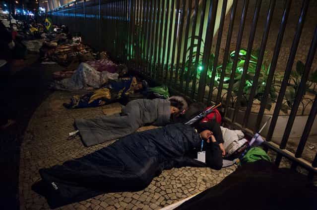 Pilgrims sleep along Avenida Atlantica, next to Copacabana beach, during the night vigil. (Photo by Nicolas Tanner/Associated Press)
