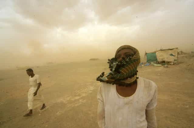 Gold mine workers walk to their shelter during a sandstorm in Al-Ibedia locality at River Nile State, July 30, 2013. (Photo by Mohamed Nureldin Abdallah/Reuters)