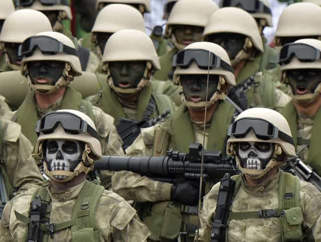 Peruvian Army special forces march during a traditional military parade in Lima on July 29, 2013 commemorating the country's 192nd independence anniversary. (Photo by Cris Bouroncle/AFP Photo)