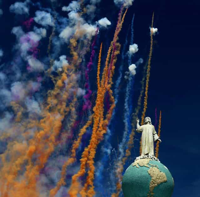 Fireworks are seen behind the Divino Salvador del Mundo monument during [Agostinas] (in allusion to the August month) religious celebrations in San Salvador, August 1, 2013. The Agostinas parties are held annually from August 1 to 6 in honor of the Divine Savior of the World (Divino Salvador del Mundo in Spanish), patron of the Salvadoran capital. (Photo by Ulises Rodriguez/Reuters)