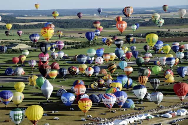 Over 400 hot-air balloons take off in Chambley-Bussieres, eastern France, on Wednesday, July 31, 2013 in an attempt to set a world record for collective taking-off during the event [Lorraine Mondial air ballons], an international hot-air balloon meeting. (Photo by Alexandre Marchi/AP Photo/L'est Republicain)