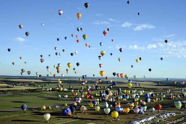 Over four hundred hot-air balloons prepare to take off in Chambley-Bussieres, eastern France, on Wednesday, July 31, 2013 in an attempt to set a world record for collective taking-off during the event [Lorraine Mondial air ballons], an international hot-air balloon meeting. (Photo by Alexandre Marchi/AP Photo/L'est Republicain)