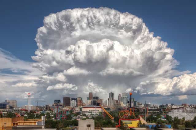 A huge cloud resembling a nuclear explosion rises over skyscrapers in the city of Denver, Colorado. (Photo by Greg Thow/Barcroft Media)