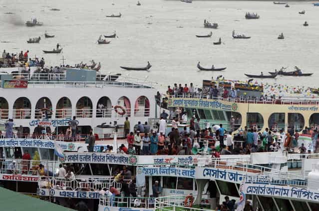 Bangladeshi Muslims overcrowd ferries to head home ahead of Eid al-Fitr in Dhaka, Bangladesh, Tuesday, August 6, 2013. Eid al-Fitr marks the end of the fasting month of Ramadan. (Photo by A.M. Ahad/AP Photo)
