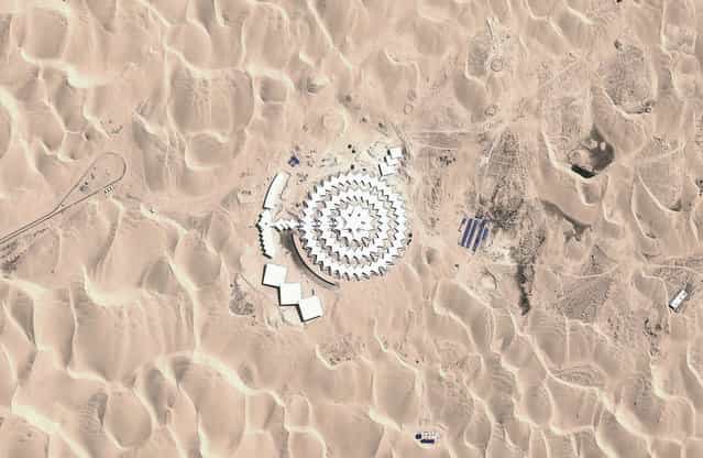The Desert Lotus Hotel, among the dunes of the Xiangshawan Desert, seen via Google Earth. The looped lines at left are train tracks for a small tourist ride. (Photo by DigitalGlobe/Google, Inc.)