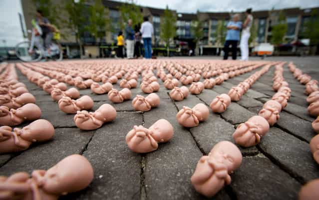Hundreds of little plastic foetuses are displayed on a square in Houten, August 12, 2013. The Dutch Christian organisation Schreeuw om Leven (Scream for Life) has set up the action to protest against the establishment of a Centre for Birth Control, Abortion and Sexuality Rotterdam (CASA) in Houten. (Photo by Robin Van Lonkhuijsen/AFP Photo)