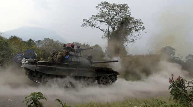 A Congolese armed forces (FARDC) tank fires a shot as soldiers battle M23 rebels in Kibati, outside Goma in the eastern Democratic Republic of Congo, on August 30, 2013. (Photo by Thomas Mukoya/Reuters)