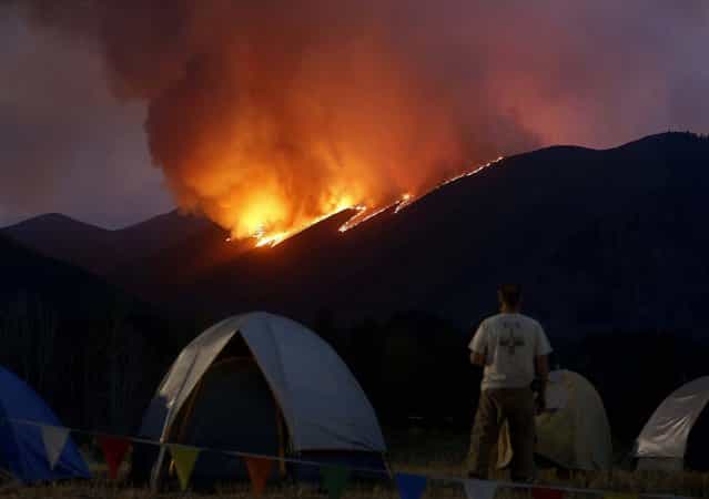 Flames blaze down a ridge as the Beaver Creek wildfire rages outside Hailey, Oregon, on August 16, 2013. (Photo by Jim Urquhart/Reuters)