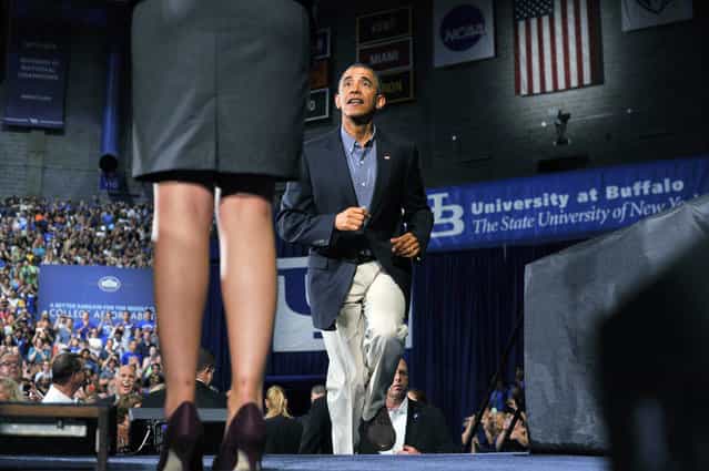US President Barack Obama walks on the stage to speak on education at University of Buffalo, the State University of New York, on August 22, 2013 in Buffalo, New York. Obama is on a two-day bus tour through New York and Pennsylvania to discuss his plan to make college more affordable, tackle rising costs, and improve value for students and their families. (Photo by Jewel Samad/AFP Photo)