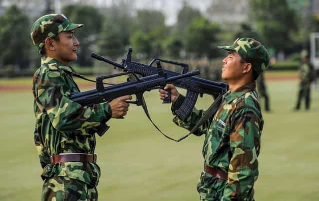 University freshmen point their toy guns at one another during a break in their military training at a campus in Hefei, Anhui province, on September 3, 2013. (Photo by Reuters)