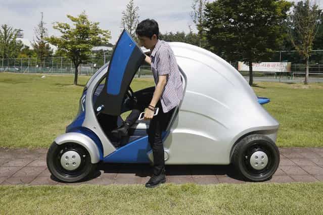The Armadillo-T, a foldable electric vehicle made in South Korea, can with a click on a smartphone park itself and fold nearly in half, freeing up space in crowded cities. The quirky two-seater may never see production but it is part of a trend of developing environmentally friendly vehicles for urban spaces. (Photo by Kim Hong-Ji/Reuters)