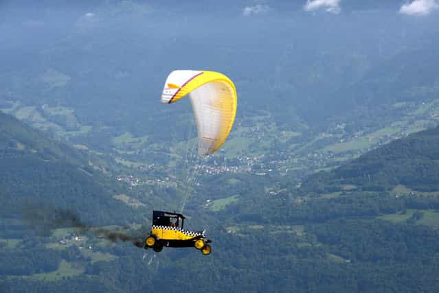 A paraglider competes, on September 22, 2013 in Saint-Hilaire-du-Touvet, southeastern France, during the 40th edition of the Icare cup. (Photo by Jean-Pierre Clatot/AFP Photo)