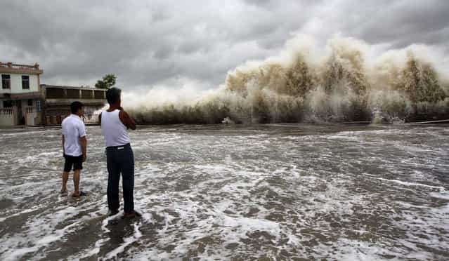 People watch waves hit the shore as Typhoon Usagi approaches in Shantou, on September 22, 2013. China's National Meteorological Center issued its highest alert, warning that Usagi would bring gales and downpours to southern coastal areas. Major Chinese airlines cancelled flights to cities in the southern provinces of Guangdong and Fujian while shipping was suspended between the Chinese mainland and Taiwan. (Photo by Reuters)