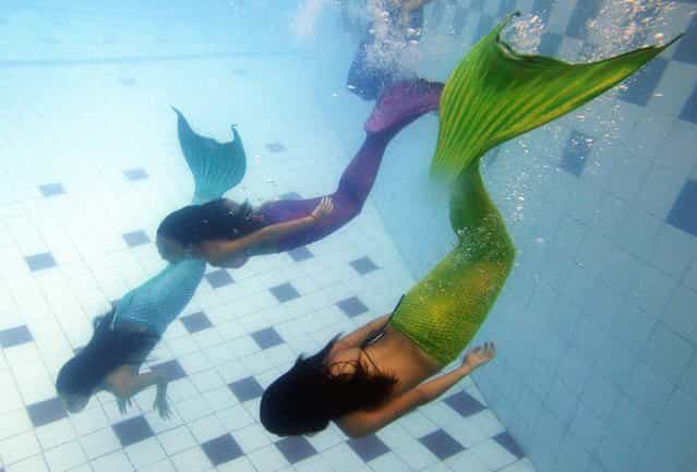 Filipino students practice during a mermaid swimming lesson by the Philippines Mermaid Swimming Academy in a private swimming pool in Makati, Manila, Philippines, 15 June 2013. The Philippine Mermaid Swimming Academy (PMSA) was created in 2012 in Boracay by Normeth Preglo of The Philippines and US swimming instructor Djuna Rocha. The swimming lessons were brought to Manila in April 2013. The price for a two-hour class is 37 US dollars. (Photo by Dennis M. Sabangan/EPA)