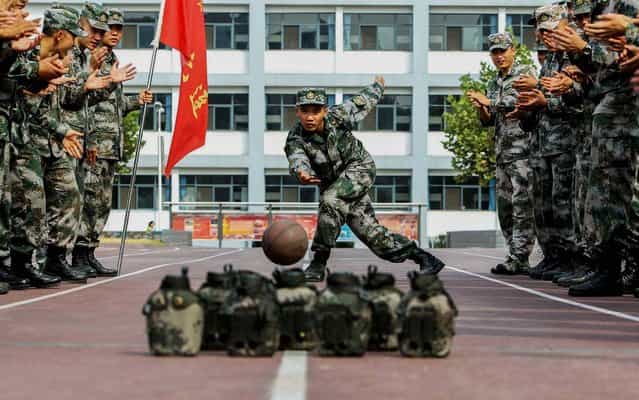 Soldiers of Chinese People's Liberation Army [bowl] during China's seven-day National Day holiday in Jinan, Shandong province, on October 3, 2013. (Photo by China Daily)