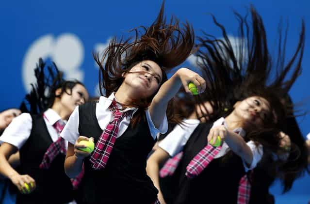 Cheerleaders perform at the China Open tennis tournament in Beijing, on Oktober 6, 2013. (Photo by Kim Kyung-Hoon/Reuters)