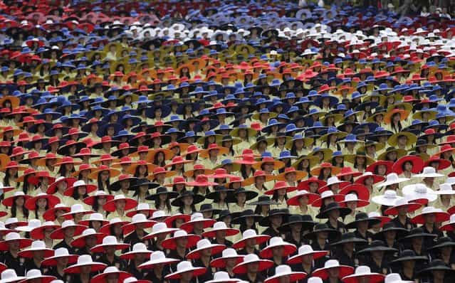 Participants in coordinated colours take part during Taiwan's National Day celebrations in front of the Presidential Office in Taipei October 10, 2013. This year marks the 102nd anniversary of the founding of the Republic of China. (Photo by Pichi Chuang/Reuters)