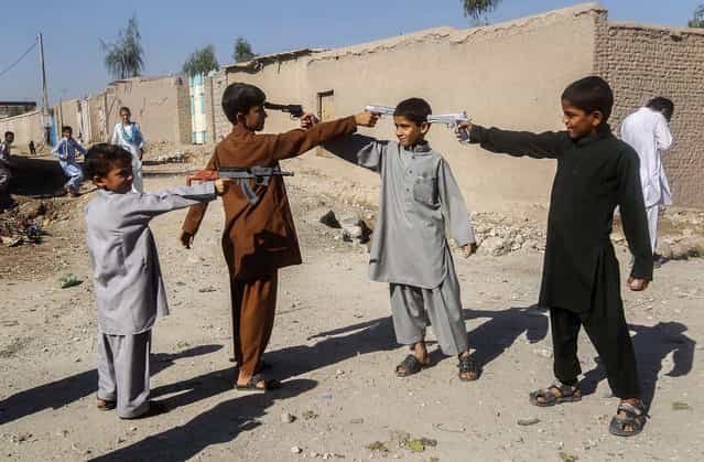 Afghan boys play with toy guns in Jalalabad, on Oktober 15, 2013. (Photo by Reuters/Parwiz)