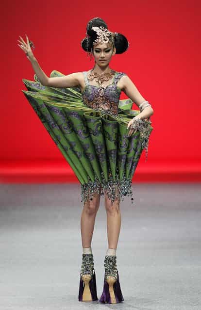 A model showcases an outfit by Chinese fashion designer Guo Pei, Wednesday October 16, 2013 in Singapore during the Fide Fashion Week 2013 Asian Couture show. (Photo by Wong Maye-E/AP Photo)
