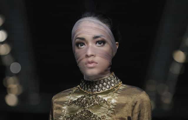 A model presents a creation by Muslim clothing designer Feny Mustafa during a Fashion Week show in Jakarta, on Oktober 21, 2013. (Photoby Reuters/Beawiharta)