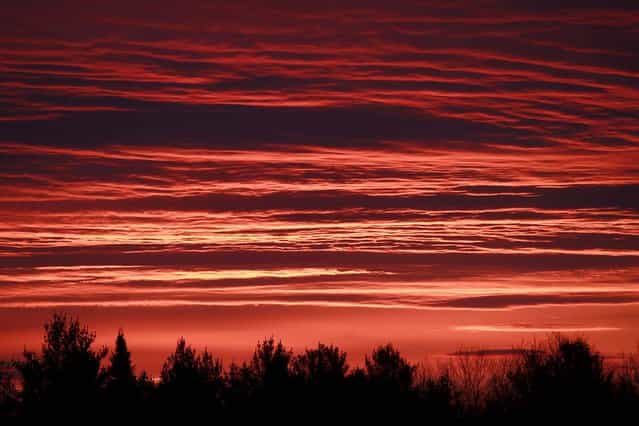 The sunrise colors the sky above Calais, Vermont, on Oktober 22, 2013. (Photo by Toby Talbot/Associated Press)