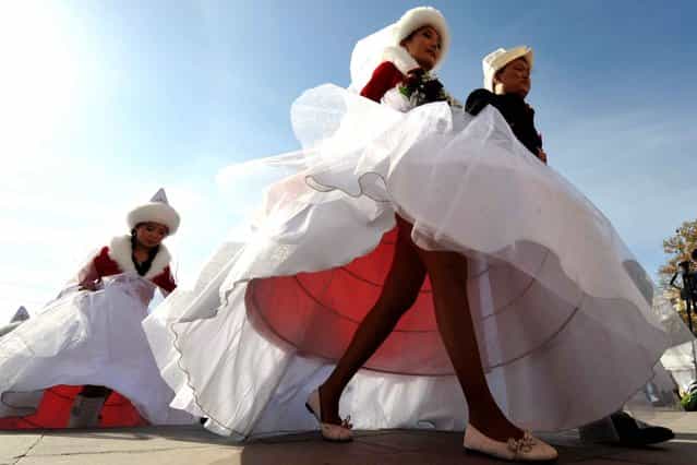 Kyrgyz brides and bridegrooms during a mass wedding ceremony in the capital Bishkek, Kyrgyzstan, on Oktober 30, 2013. (Photo by Vyacheslav Oseledko/AFP Photo)