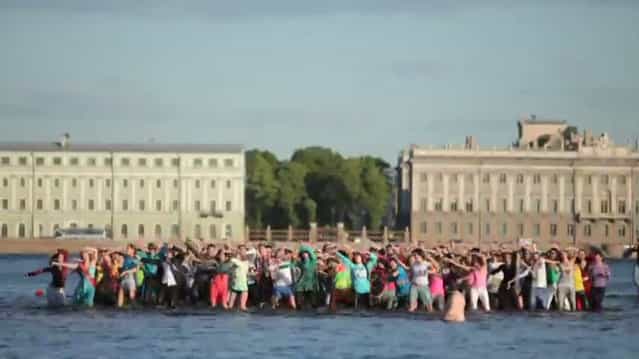 Flashmob: Graduates from St. Petersburg Arranged Dancing In Water