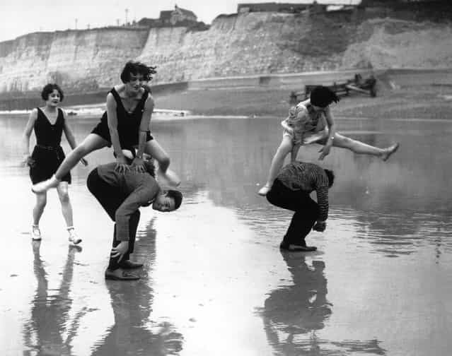 Members of the Brighton Swimming Club leap-frogging on the beach at Brighton, 1925. (Photo by E. Bacon)