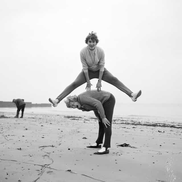 Northern Irish athlete Mary Peters on the beach with British high-jumper Dorothy Ada Shirley. 20th October 1962. (Photo by Ted West)