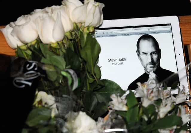Steve Jobs Dies