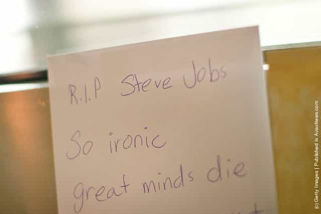 Steve Jobs Dies