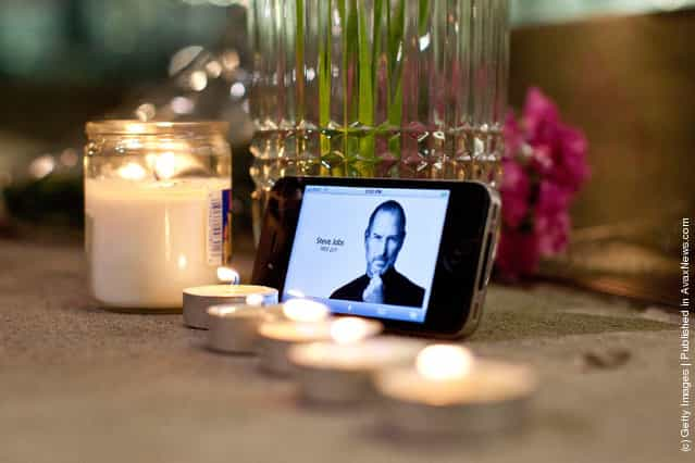 Steve Jobs Dies