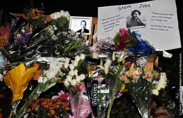 Steve Jobs Dies