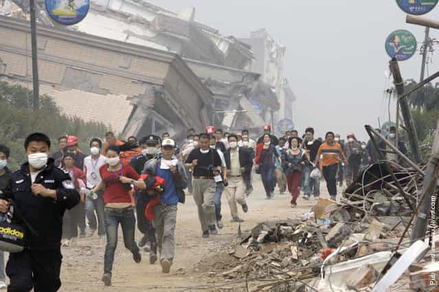 Residents and rescue workers evacuate from the centre of earthquake-hit Beichuan county,Sichuan province, May 17, 2008
