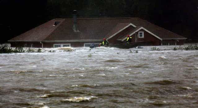 Rescue personnel search for trapped people in Braithwaite, Louisiana. (Photo by Carolyn Cole/Los Angeles Times/MCT)