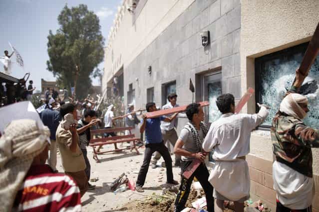 Protesters break the windows of the U.S. embassy in Sanaa September 13, 2012. Hundreds of Yemeni demonstrators stormed the U.S. embassy in Sanaa on Thursday in protest against a film they consider blasphemous to Islam, and security guards tried to hold them off by firing into the air. Yemen's embassy in Washington said no casualties were reported when the protesters stormed the U.S. embassy compound in Sanaa on Thursday. (Photo by Khaled Abdullah/Reuters)